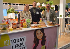 Bij De Smaakspecialist waren verschillende nieuwtjes te melden. "We worden exclusief distributeur van Happy Coco", vertelt Pieter Dirven (rechts op de foto). Links naast hem Lisa Bastiaansen en Menno Snijders. Ook nieuw zijn BioToday Ging'r Sparkling en het assortiment van Seamore is uitgebreid met kruidenmixen.